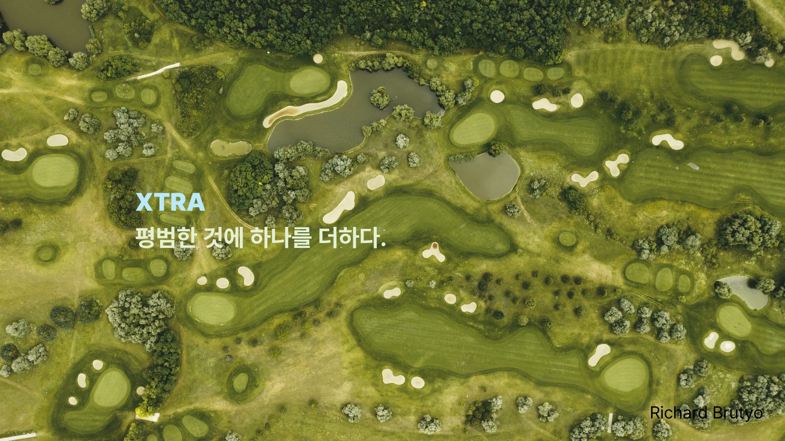 골프장 항공 사진 위에 XTRA와 평범한 것에 하나를 더하다 문구가 들어간 이미지